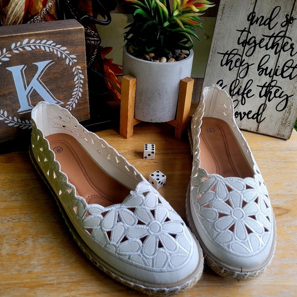 HEAWISH Women’s Daisy Ballet Flat - Picture 5 of 10